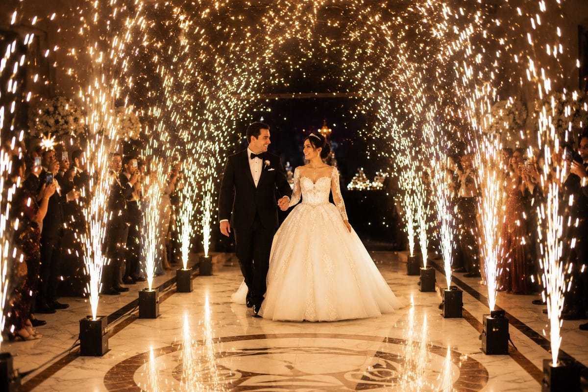 Túnel de chispas frías en boda de lujo