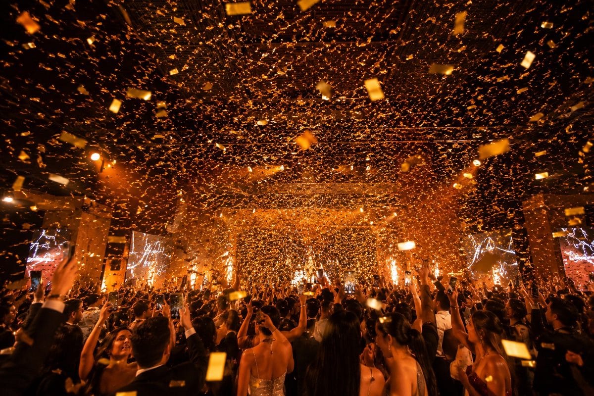 Lluvia de confeti dorado — salón de gala