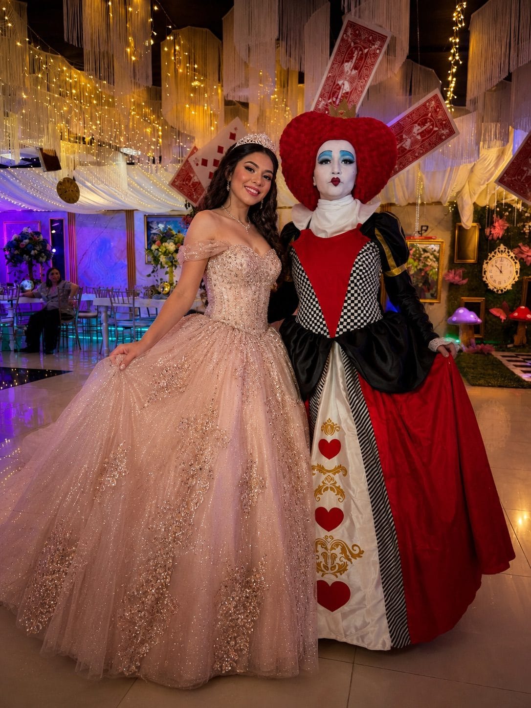 Reina de Corazones en salón de gala