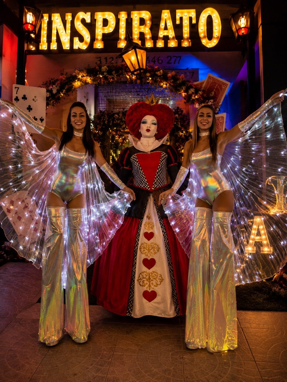 Reina de Corazones con bailarinas de alas LED